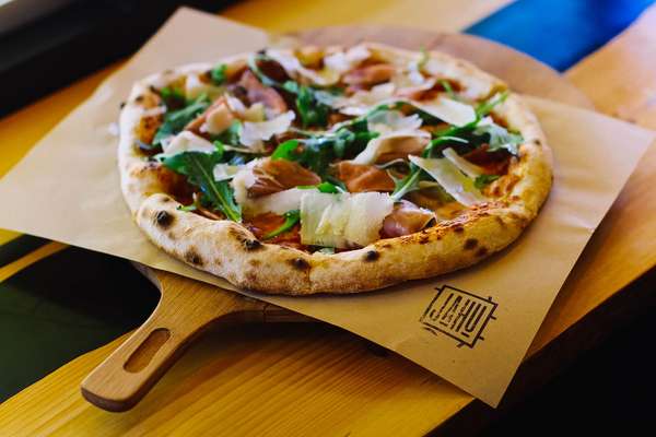 Mini pizzas: Quem resiste a uma pizza, não é mesmo? Hoje em dia, com opções prontas de massa no mercado, é só colocar a cobertura de sua preferência e assar