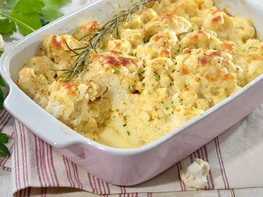 Couve-flor gratinada com molho branco e queijo
