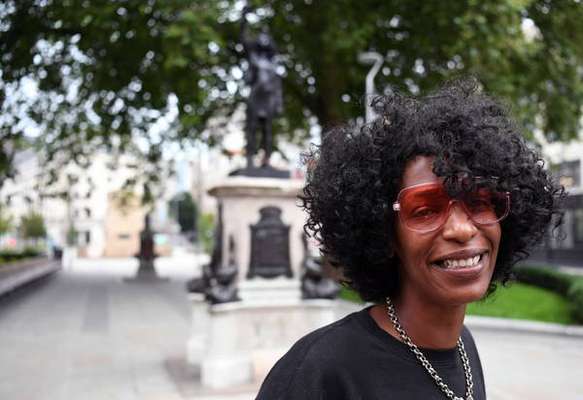 Estátua de Jen Reid foi colocada no local de homenagem ao escravocrata Edward Colston