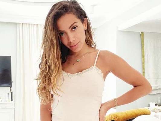 Anitta aposta em look com transparência e rebate crítica da web