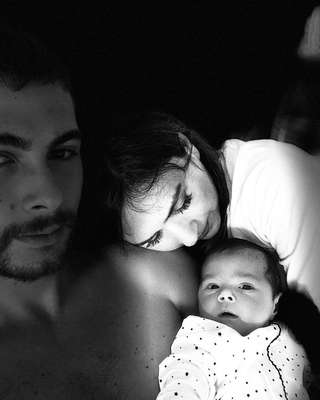 O novo Rodrigo Hilbert? - O ator Rafael Vitti vem chamando a atenção da internet com os momentos fofos que ele compartilha com a mulher, a atriz Tatá Werneck, e a filha do casal, Clara Maria. Vitti acabou se tornando o 'companheiro dos sonhos' de muita gente, ocupando um lugar que antes pertencia a Rodrigo Hilbert, elogiado pela relação com a mulher, Fernanda Lima. O E+ reuniu sete provas de que, sim, Rafa Vitti é o novo Rodrigo Hilbert.