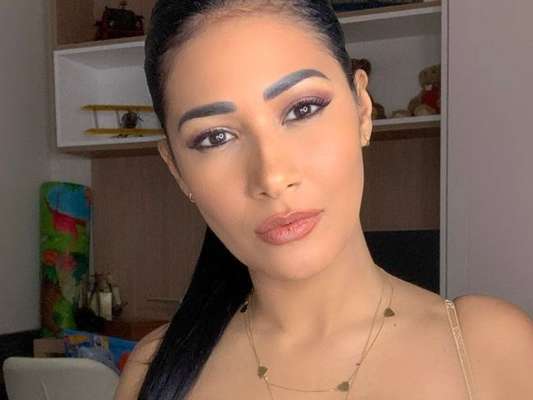 Simaria faz foto de sutiã e ganha elogios