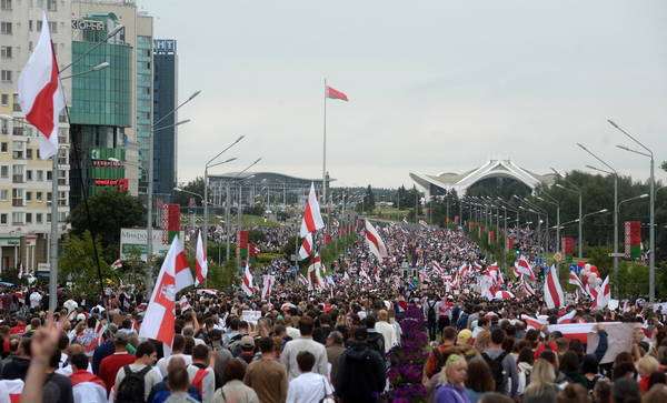 Oposição protestou neste domingo em Belarus com milhares de pessoas
