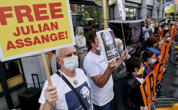 Manifestantes se reúnem em frente ao tribunal que analisa caso de Assange no Reino Unido