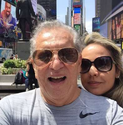 42 anos de diferença - Carlos Alberto de Nóbrega e Renata Domingues - Em 25 de junho de 2017, o eterno apresentador da 'Praça É Nossa', Carlos Alberto de Nóbrega, pediu sua namorada em casamento durante um programa de TV; além da surpresa, chamou atenção a diferença de idade entre ambos, de 42 anos - maior que a idade dela, que tem 39. Relembramos alguns outros casais que chamam ou já chamaram atenção pelo mesmo motivo; confira a seguir!