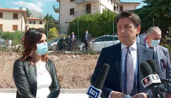 Conte foi a Norcia visitar escola no segundo dia de aulas
