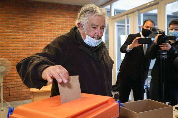 Mujica anuncia que cumprirá mandato até outubro e deixará vida pública
