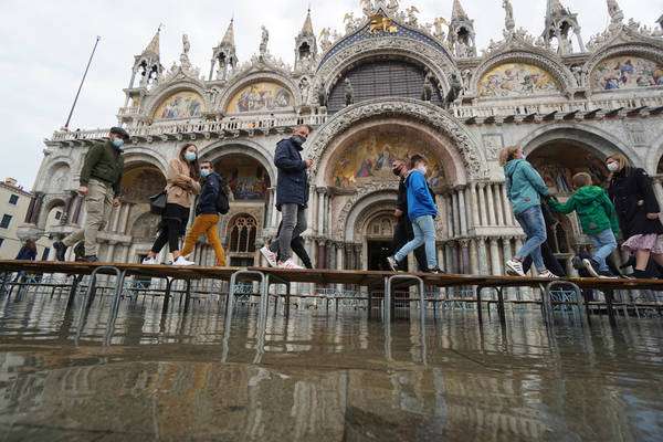 Água invadiu a Praça San Marco neste sábado