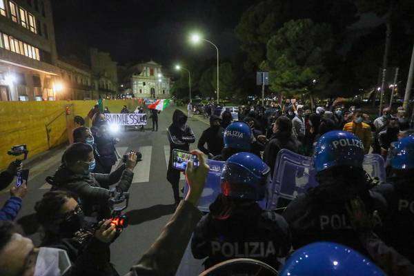 Manifestantes foram às ruas contra medidas rígidas anti-Covid