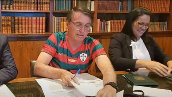 Bolsonaro com a camisa da Lusa - Palmeirense declarado, o presidente Jair Bolsonaro apareceu vestindo a camisa da Portuguesa em live.
