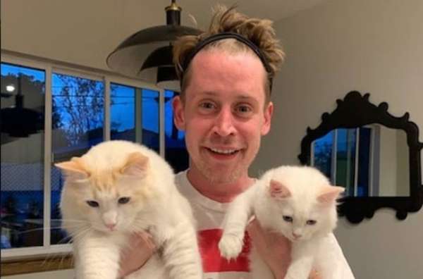 Macaulay Culkin - Tendo feito apenas papéis pequenos e esporádicos após o 'fim' de sua carreira no cinema, em 1994, Macaulay Culkin passou por problemas envolvendo drogas e chegou a ser preso. Em 26 de fevereiro de 2020, teve seu nome anunciado para a 10ª temporada da série 'American Horror Story' (leia mais aqui). Nos últimos anos, fez alguns trabalhos musicais com sua banda, a Pizza Underground. Em 2018, lançou o site Bunny Ears ("Orelhas de coelho"), que é uma sátira a portais que cobrem cultura pop, o qual atualiza até hoje. No fim do mesmo ano, esteve em uma propaganda do Google em forma de paródia de 'Esqueceram de Mim'. Em fevereiro de 2020, foi capa da revista norte-americana 'Esquire'. Clique aqui e confira por que certos atores não conseguem 'se livrar' de alguns personagens.