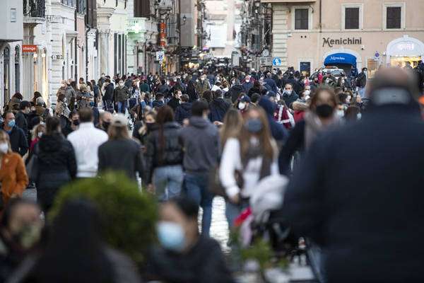 Cidadãos nas ruas de Roma durante segunda onda da pandemia