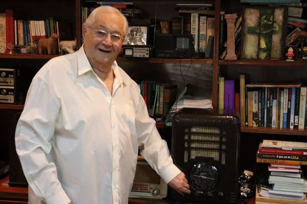 O jornalista tem uma coleção de aparelhos de rádio antigos em sua casa, em Alphaville, na Grande São Paulo