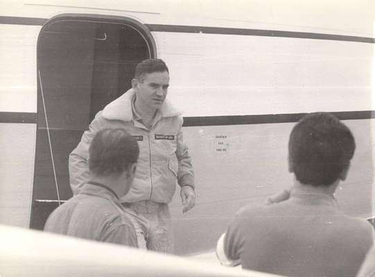 Ozires Silva - Na década de 1970, Ozires Silva deixando um avião Bandeirante.