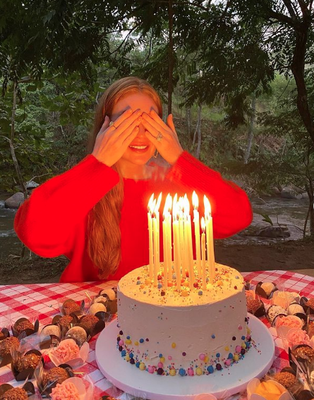 Marina sorri em seu aniversário de 25 anos