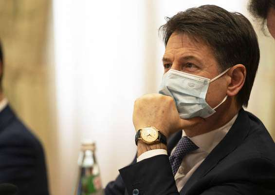 Giuseppe Conte corre para ampliar a coalizão do governo