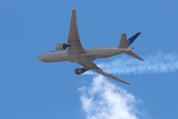 Voo da United precisou retornar ao aeroporto de Denver após motor explodir