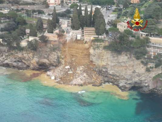 Deslizamento de terra em Camogli destruiu grande parte do cemitério
