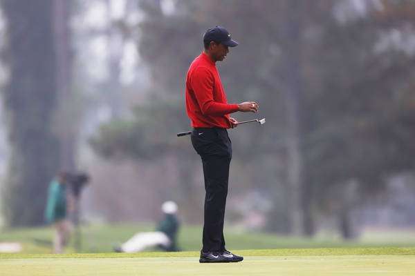 Tiger Woods foi levado para hospital após acidente