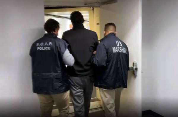 Freddy Gallina é conduzido por oficiais americanos antes de extradição