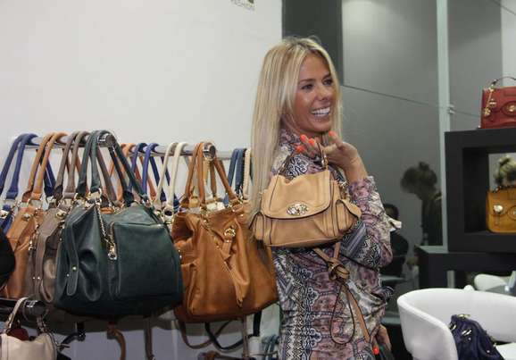 most Canoe Lukewarm Veja o que Adriane Galisteu leva em sua bolsa