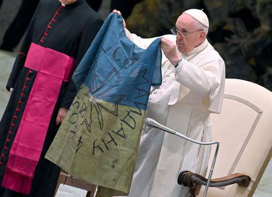 Papa exibe bandeira da Ucr&acirc;nia e critica 'impot&ecirc;ncia' da ONU