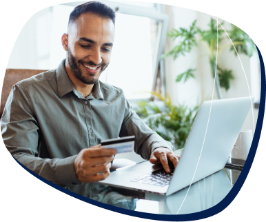 Tenha mais segurança no seu e-mail corporativo. homem de barda segurando um cartão e mexendo no computador