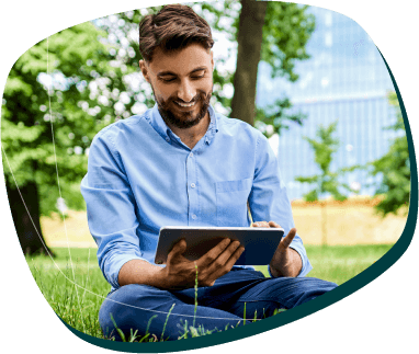 Homem acessando GoRead num tablet Homem acessando GoRead num tablet