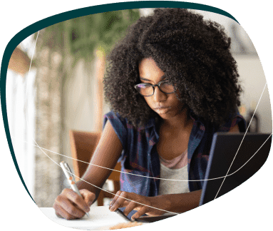 mulher negra usando óculos escrevendo redação mulher negra usando óculos escrevendo redação