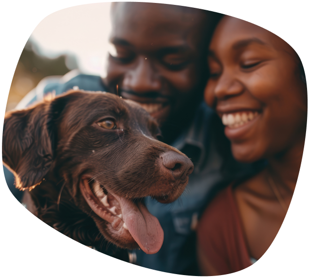 Pronto para proteger o que mais importa? homem e mulher sorrindo com um cachorro na frente