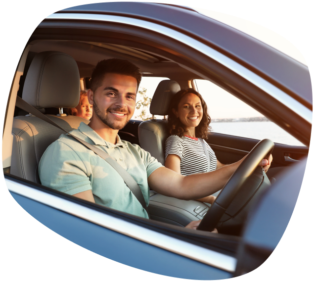 Pronto para proteger o que mais importa? homem dirigindo com uma mulher ao lado e sorrindo