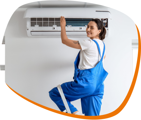Assistência Residencial mulher de macacão azul realizando assistência de ar condicionado
