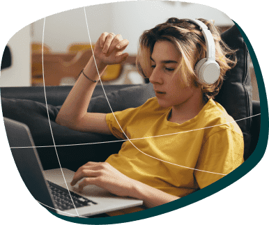 menina de cabelos loiros e camiseta amarela com fones de ouvido menina de cabelos loiros e camiseta amarela com fones de ouvido