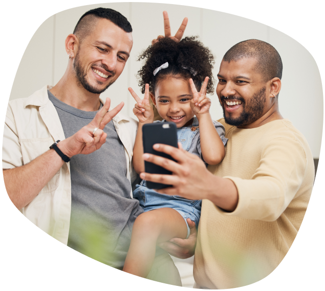 Pronto para proteger o que mais importa? dois homens segurando uma criança no colo fazendo dois com as mãos