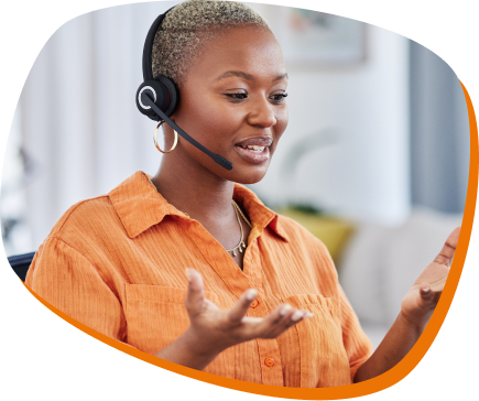 Assistência Técnica mulher negra usando headphones e camisa laranja