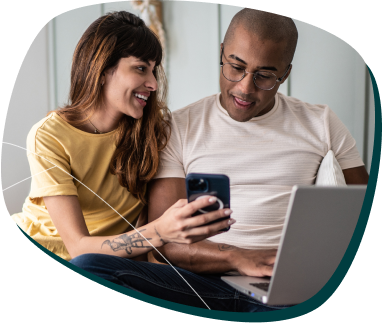 mulher de cabelos longos mostrando o celular para um homem usando óculos mulher de cabelos longos mostrando o celular para um homem usando óculos