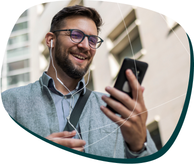 homem usando óculos e fone de ouvido olhando para o celular homem usando óculos e fone de ouvido olhando para o celular