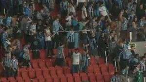 VÍDEO: Gre-Nal: torcedores de Grêmio e Inter trocam cadeiradas