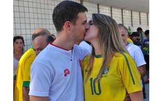 Casal de inglês e brasileira vê jogo lado a lado e torce por empate
