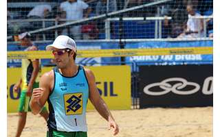 Brasiliense Bruno Schmidt é eleito o melhor jogador de vôlei de praia da  temporada em 2015