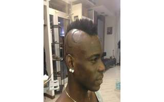 Mario Balotelli exibe cabelo novo com desenho tribal e listras