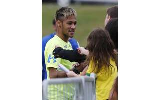 neymar-mostra-novo-penteado-durante-treino-da-selecao-em-londres-1342709816528_615x470.jpg