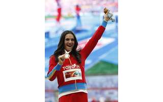 Isinbayeva se casa com atleta russo 6 meses após dar à luz