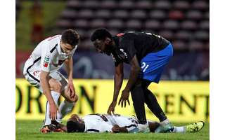 O Jogador De Futebol, Patrick Ekeng Morre Após O Colapso Durante O Jogo De  Dinamo Bucareste Imagem de Stock Editorial - Imagem de romano, colapso:  71017229