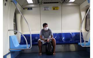 Passageiro usa máscara de proteção no metrô de São Paulo
16/03/2020
REUTERS/Amanda Perobelli