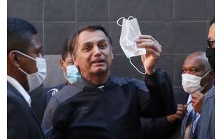 Jair Bolsonaro tira a máscara para falar com os jornalistas