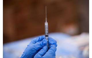 Dose de vacina da Pfizer contra Covid-19 é colocada em seringa em centro de vacinação de Nova York
23/02/2021 REUTERS/Brendan McDermid