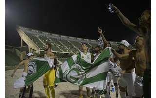 Jogadores do Goiás comemoram acesso