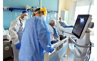 Médico examina paciente com covid-19 em hospital
REUTERS/Flavio Lo Scalzo