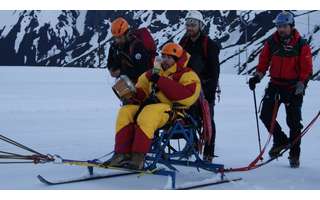 Para a viagem de 2011, os montanhistas adaptaram uma cadeira de rodas e colocaram esquis